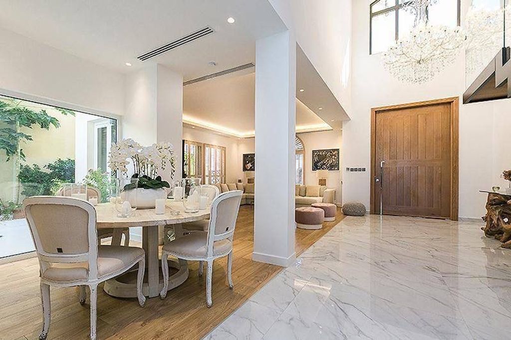 5-bedroom-luxury-Villa-for-sale-in-frond-b-The-Palm-Jumeirah-Dubai3.jpg