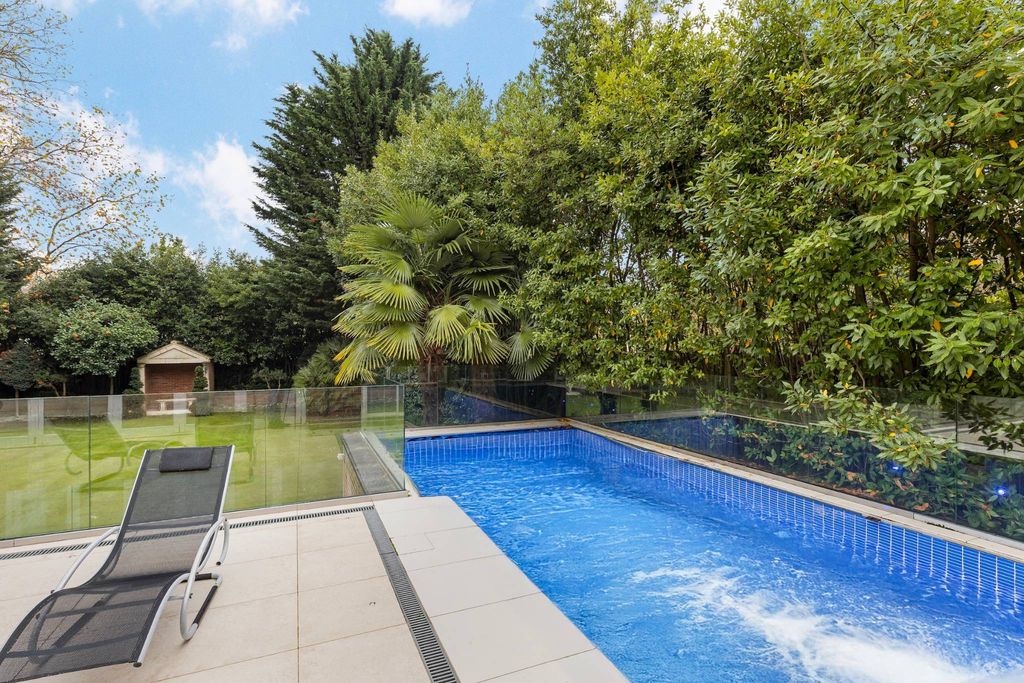 Luxury-Detached-House-for-sale-in-London-England10.jpg